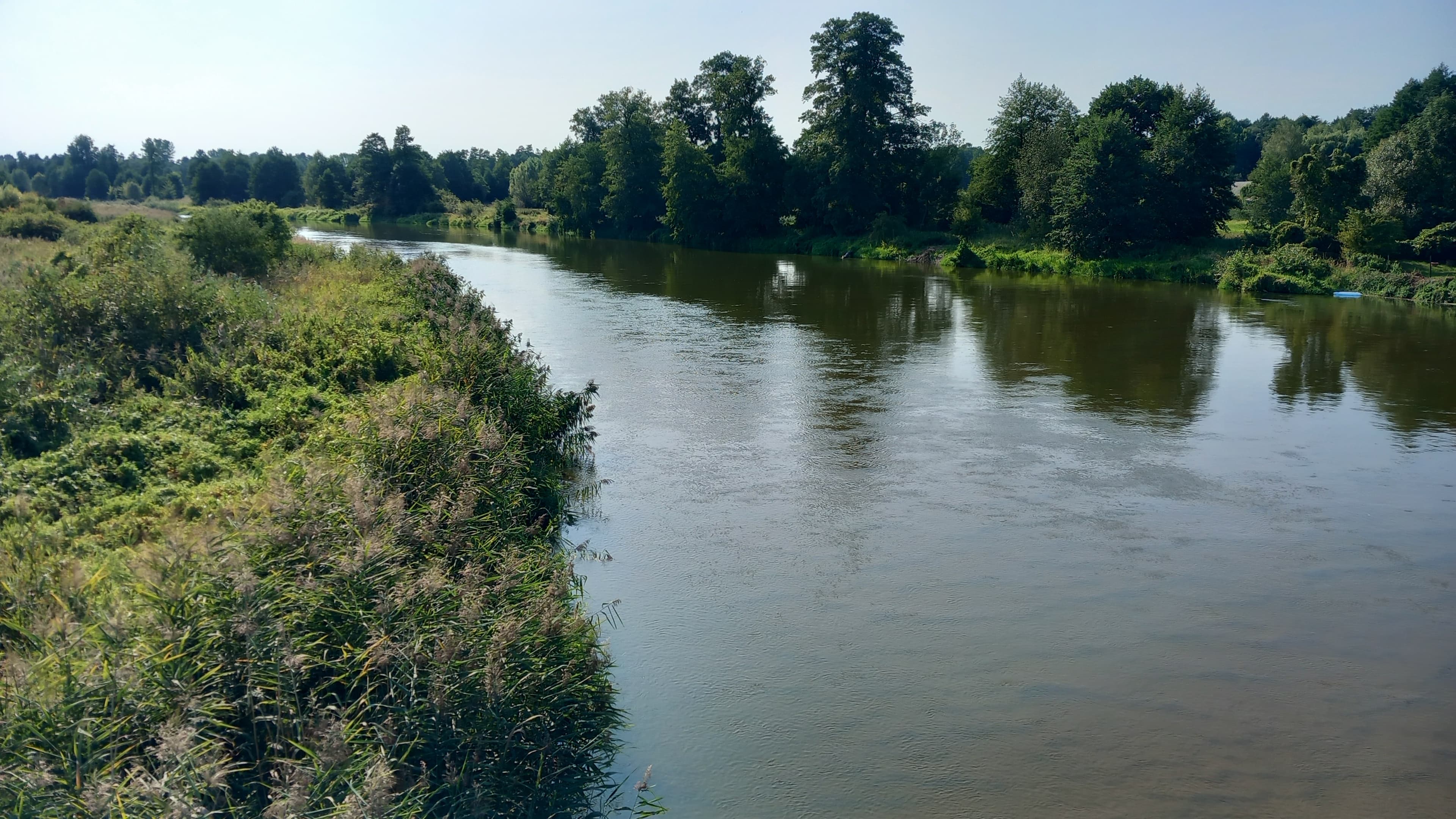 Kajaki przygotowane do startu na piaszczystym brzegu w Biejkowie